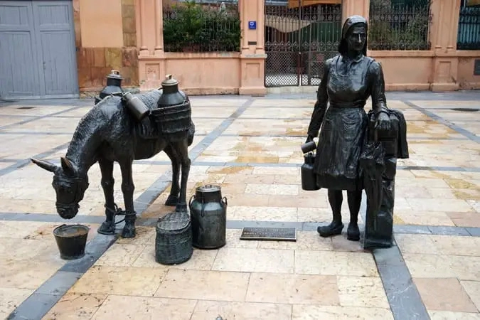 Imagen de la escultura La Lechera