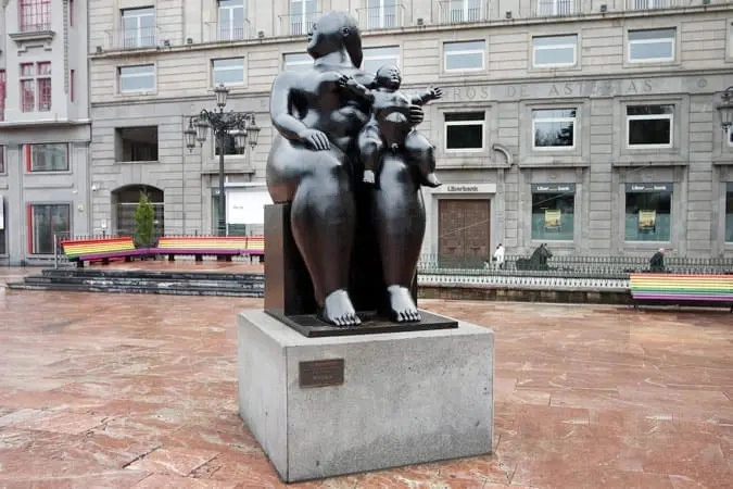 Imagen de la escultura La Maternidad