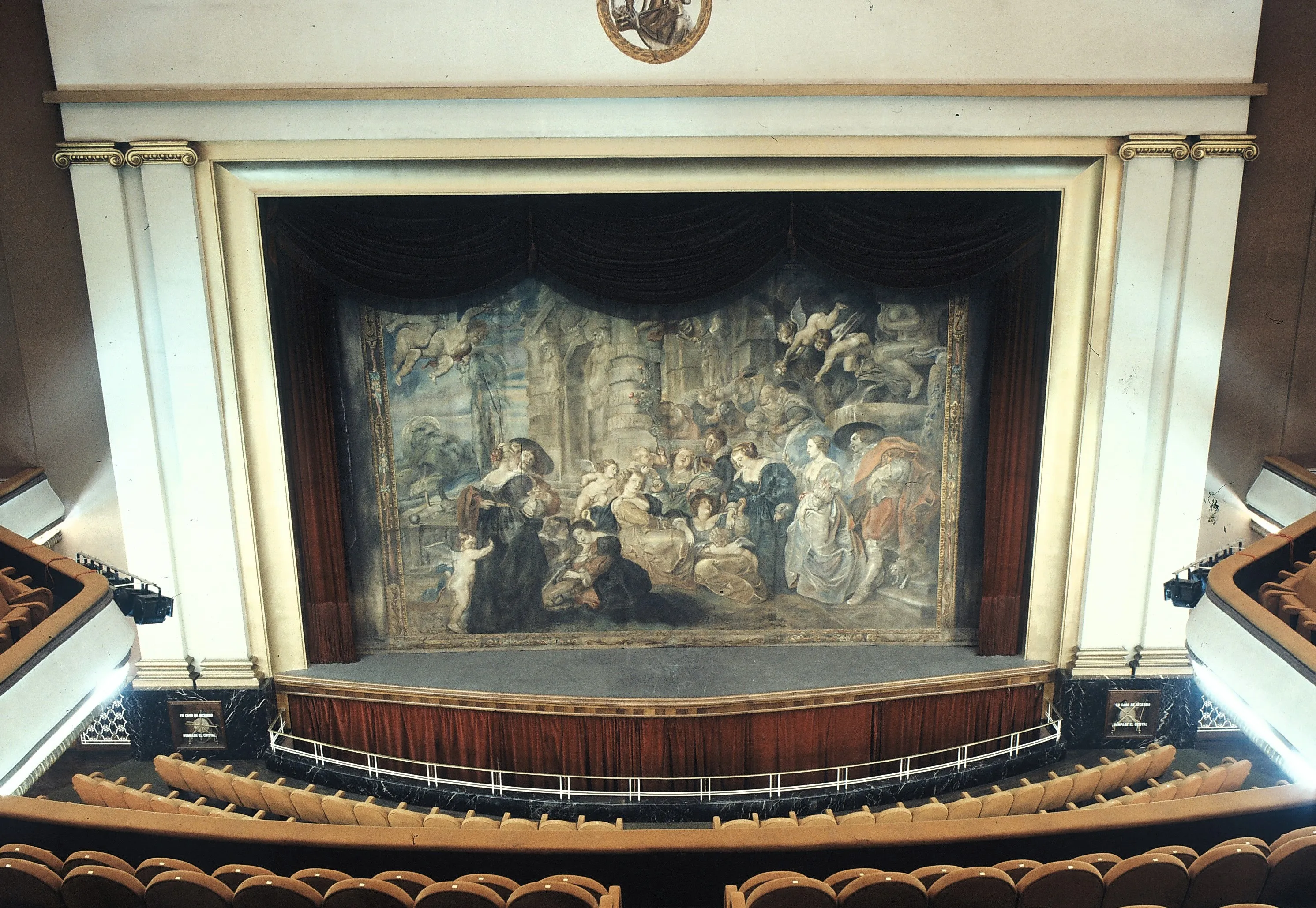 Vista general del escenario, en la que se puede ver el antiguo telón del Teatro Filarmónica.