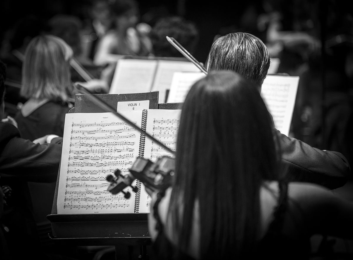 violines y partituras de una orquesta