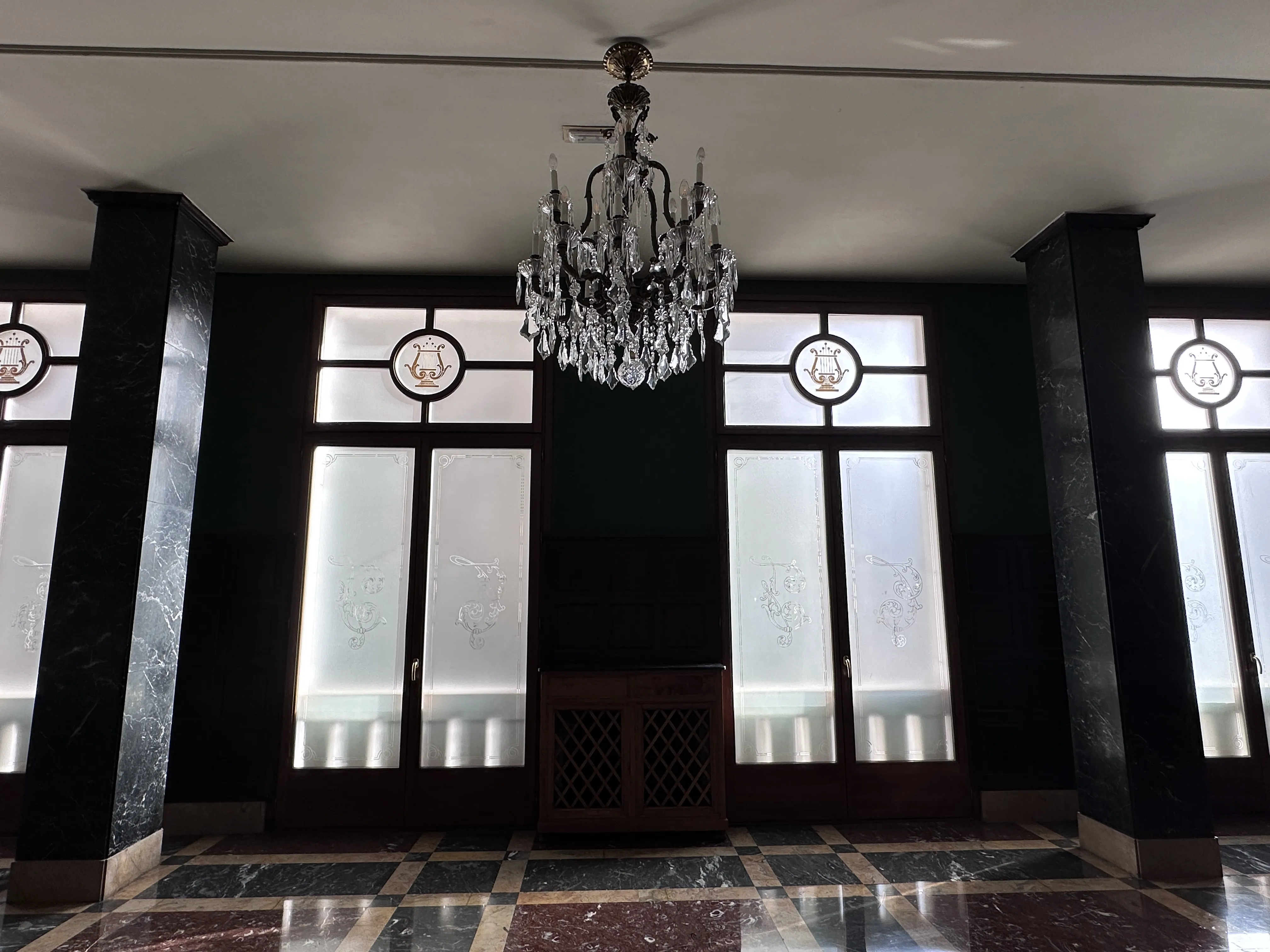 imagen del techo del teatro filarmónica de oviedo