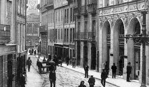Fotografía en blanco y negro de la fachada de la calle Cimadevilla