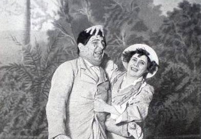 Fotografía en blanco y negro de una pareja cómica lírica de la época